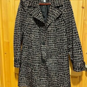 Chic Black and Beige Patterned Raincoat